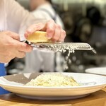 洋食 おがた - パルミジャーノ・レッジャーノは面前で削ってくれる演出