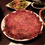 韓国料理とよもぎ蒸しの店 スック - キムチチヂミ、奥はサムギョプサルに付く野菜