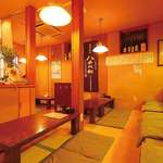 八千代 - 落ち着ける店内、店主と語り合う人気のカウンター席。