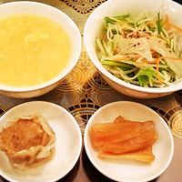 状元樓 横浜中華街本店 - スープ、サラダ、シュウマイ、漬物付き