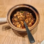 スーツァン・レストラン陳 - 火から下ろした、土鍋入りの四川飯店伝統の麻婆豆腐その1です。