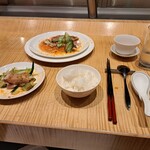 スーツァン・レストラン陳 - 雲白肉を取り皿に取ったものと白いご飯、残りの大皿の雲白肉のその2です。