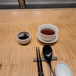 スーツァン・レストラン陳 - 熱い烏龍茶と、ナッツの飴炊きです。
