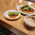 スーツァン・レストラン陳 - 雲白肉を取り皿に取ったものと、雲白肉を白いご飯の上にのせたものならびに残りの大皿の雲白肉のその1です。