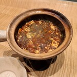 スーツァン・レストラン陳 - 四川飯店伝統の麻婆豆腐の入った土鍋の蓋を、開けた様子です。