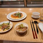 スーツァン・レストラン陳 - 雲白肉を取り皿に取ったものと、雲白肉を白いご飯の上にのせたものならびに残りの大皿の雲白肉のその2です。