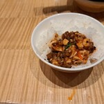 スーツァン・レストラン陳 - 四川飯店伝統の麻婆豆腐を、白いご飯の上にかけたものその2です。