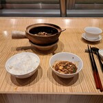 スーツァン・レストラン陳 - 白いご飯と、土鍋ならびに小さな器に入れた四川飯店伝統の麻婆豆腐です。