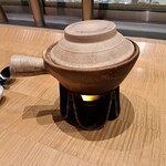 スーツァン・レストラン陳 - 四川飯店伝統の麻婆豆腐の入った土鍋を、火にかけている様子です。