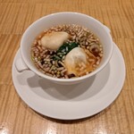 スーツァン・レストラン陳 - 餃子が2個入ったワンタンスープです。