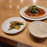 スーツァン・レストラン陳 - 雲白肉を取り皿に取ったものと白いご飯、残りの大皿の雲白肉のその1です。