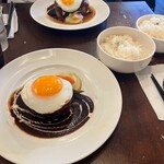 Bistro Roven - 手前: ハンバーグステーキ、奥: ロールキャベツ