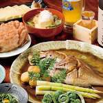 藤しげ - 魚の煮つけは絶品です。