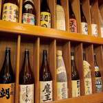 藤しげ - 棚に並んだ数々の本格焼酎や厳選された銘酒