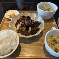 御膳房 銀座店 - 定番ランチ:豚肉の黒酢炒め（酢豚）1300円