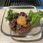 焼肉にくちょ - 和牛レアステーキユッケ￥1,099