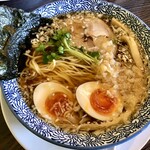 麺屋 幸 - 中華そば醤油(煮卵入り)+天かす(無料)