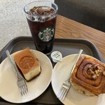 統一星巴克 - スポンジチーズケーキ，シナモンロール，アイスコーヒーLサイズです。（2024年5月）
