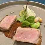 ブラッスリー リーヌ - イベリコ豚のロースト。低温でじっくり焼き上げてるから、しっとり。マスタードのソースがよく合う。旨みが詰まってる。付け合わせの野菜の下に敷いたそら豆のソースも絶品。