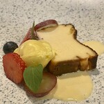 ブラッスリー リーヌ - バスク風チーズケーキ。パッションフルーツのムースが添えられている。