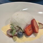 ブラッスリー リーヌ - ふわっふわのチーズケーキ。結構あまめ。