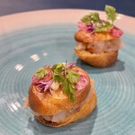 ブラッスリー リーヌ - シュー生地で海老を挟んだアミューズの一品。