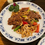 重慶飯店 横浜中華街 新館1F - 牛肉と蓮根の黒酢炒め