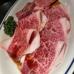 やきにく じゅん亭 - 名物コウネの後ろに、ええとこ盛りのお肉たち