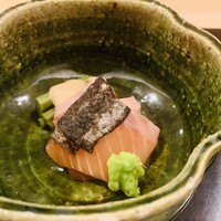 割烹 渡辺 - ③【造り】
                      炙りサクラマス、ワラビ（胡麻ポン酢かけ）添え