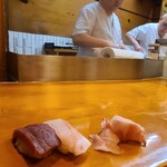 福寿司 - お寿司越しのカウンター越し