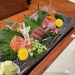 居酒屋 手羽揚げ いっぽ 掛川本店 - 刺身盛り合わせ(チョット食べた写真)