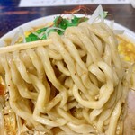 麺's ラッキーパンチ - 極太麺にスープが良く絡んで美味しかった