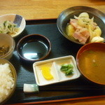 おんじき家ふうど - 日替り定食（ベーコンとじゃが芋の炒め煮、もやしのお浸し、煮物、味噌汁、沢庵、高菜、ご飯）