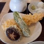 そば屋十六文 - 天ぷら～大ぶりの海老、ピーマン、シイタケ