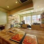 月乃井 - 店舗内観（湯畑を臨む）