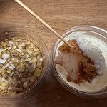 唐揚げテイクアウト いけ田商店 - 左が油淋鶏ソース、右がタルタルソース。それぞれ110円