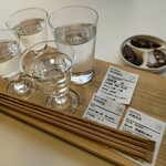 トヤマバー - 富山の銘酒の飲み比べ（3種×30ml）富山の水付き 700円、ホタルイカ3種 500円