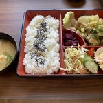 喫茶わかば - シェフの気まぐれ800円。汁物追加で＋50円。この日は鶏の味噌炒め。味良し、バランス良し、コスパ良しの三拍子が揃ったお得な昼ごはんとなった。