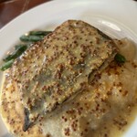 ル・リオン - 本日の魚メイン　鰆のポワレマスタードソース　1500円
            したから大量のマッシュポテトとインゲンが出てくるあたりフランスの田舎料理を彷彿とさせる感じ
