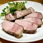 洋食 おがた - 艶かしいほどのロゼ色