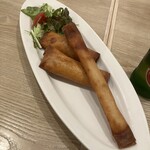 中華美食 トミーズキッチン - 日替わりのエビスティック春巻きとノーマル春巻き。