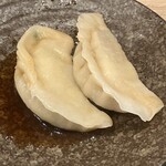 中華美食 トミーズキッチン - 餃子。やはり個数は柔軟に変更可。写真は2個ですが、写真撮る前に1個食べてしまい…。