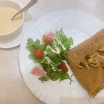 LE SALON DE NINA'S - キノコハムチーズのガレット(ケーキ付きセット)¥2800位