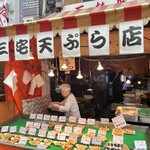 三宅天ぷら店 - さまざまな天ぷらが並べてある