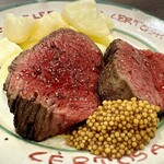 アチボ - 牛フィレ肉のグリル　ポテトフライ添え