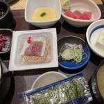 Yaesu Hatsufuji - 朝食シリーズ　納豆定食720円　マグロととろろも入り充実しています。相変わらず提供も2分程度も早い！