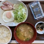 すき家 - ベーコンエッグ朝食　ご飯少なめ　豚汁変更