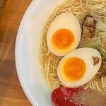 麺屋 だいくう - 博多味玉中華そば750円（大盛り850円）　左
