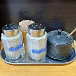 中華そば 半ざわ - 卓上調味料
      2024年5月5日