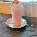 Cafe赤居文庫 - ストロベリーフラッペカプチーノ